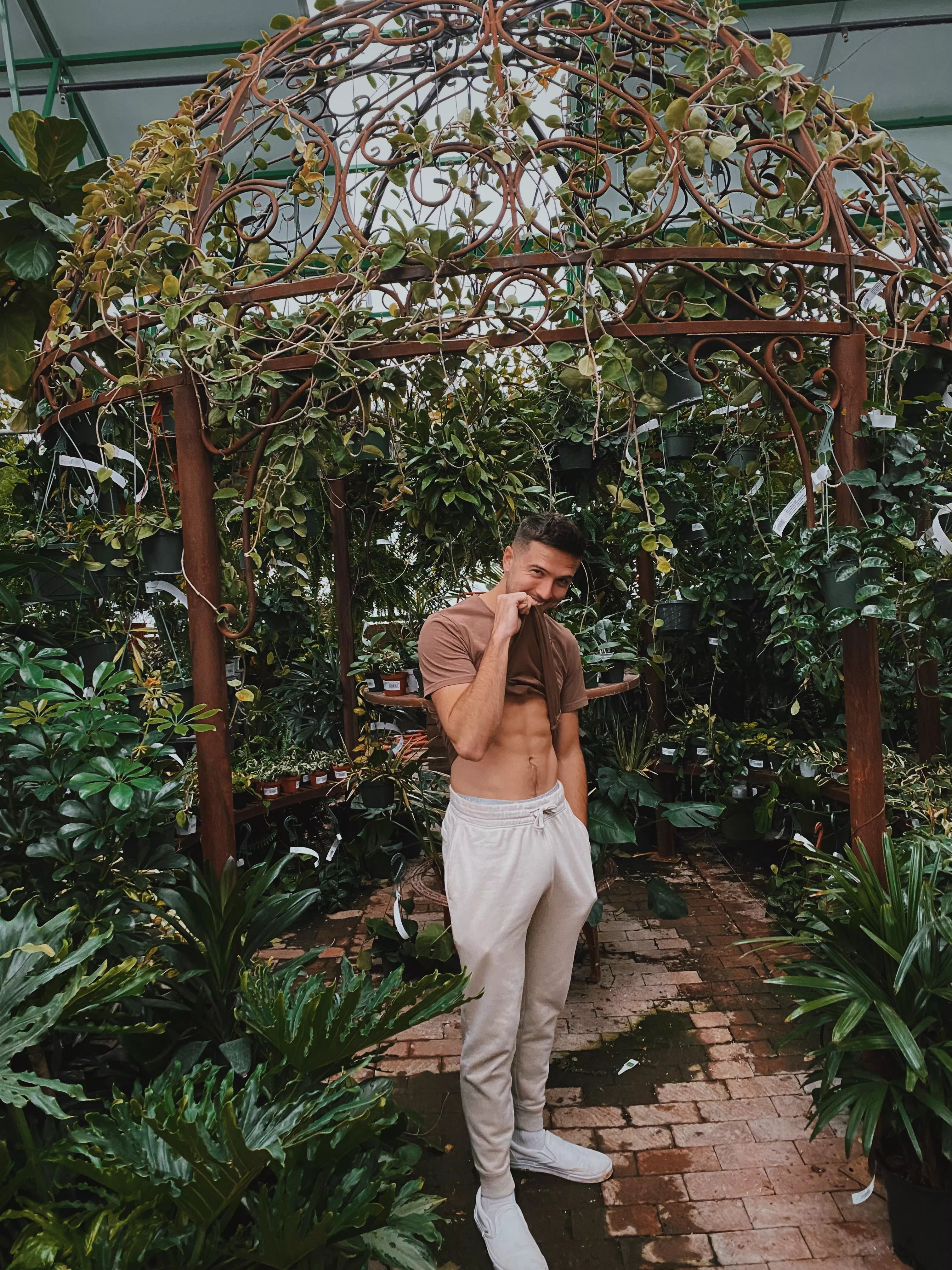 i need some plant friends to trade cuttings with ☺️ posted by GayMilitaryDude99