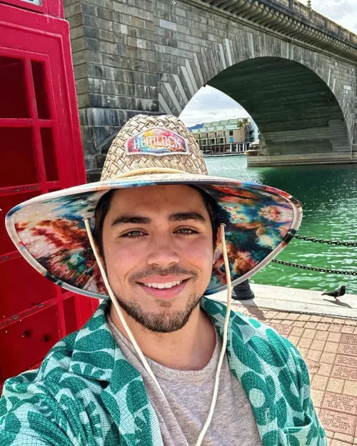 “I’ve got a lake house in Havasu and I’m probably gonna hurt your feelings” 🏖️🏠 by Yoshirandom