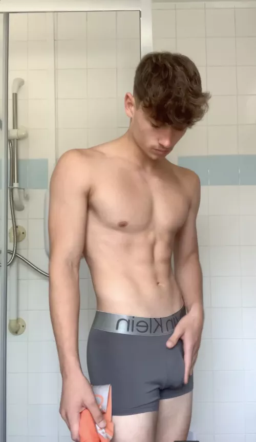 Just makin' it hard 🍆👀 by leo-brooks