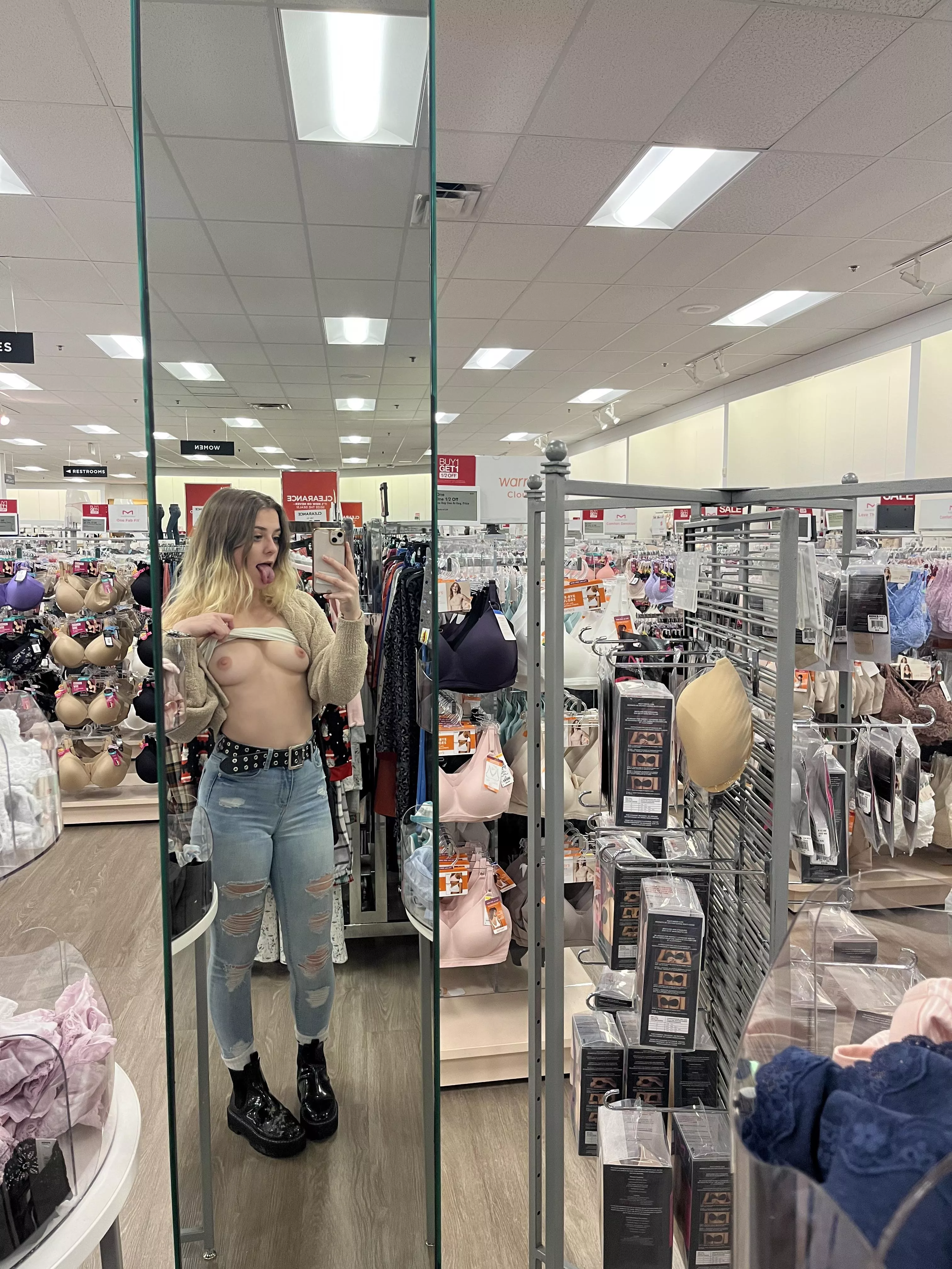 Let’s fuck in the fitting room posted by Babykaittt