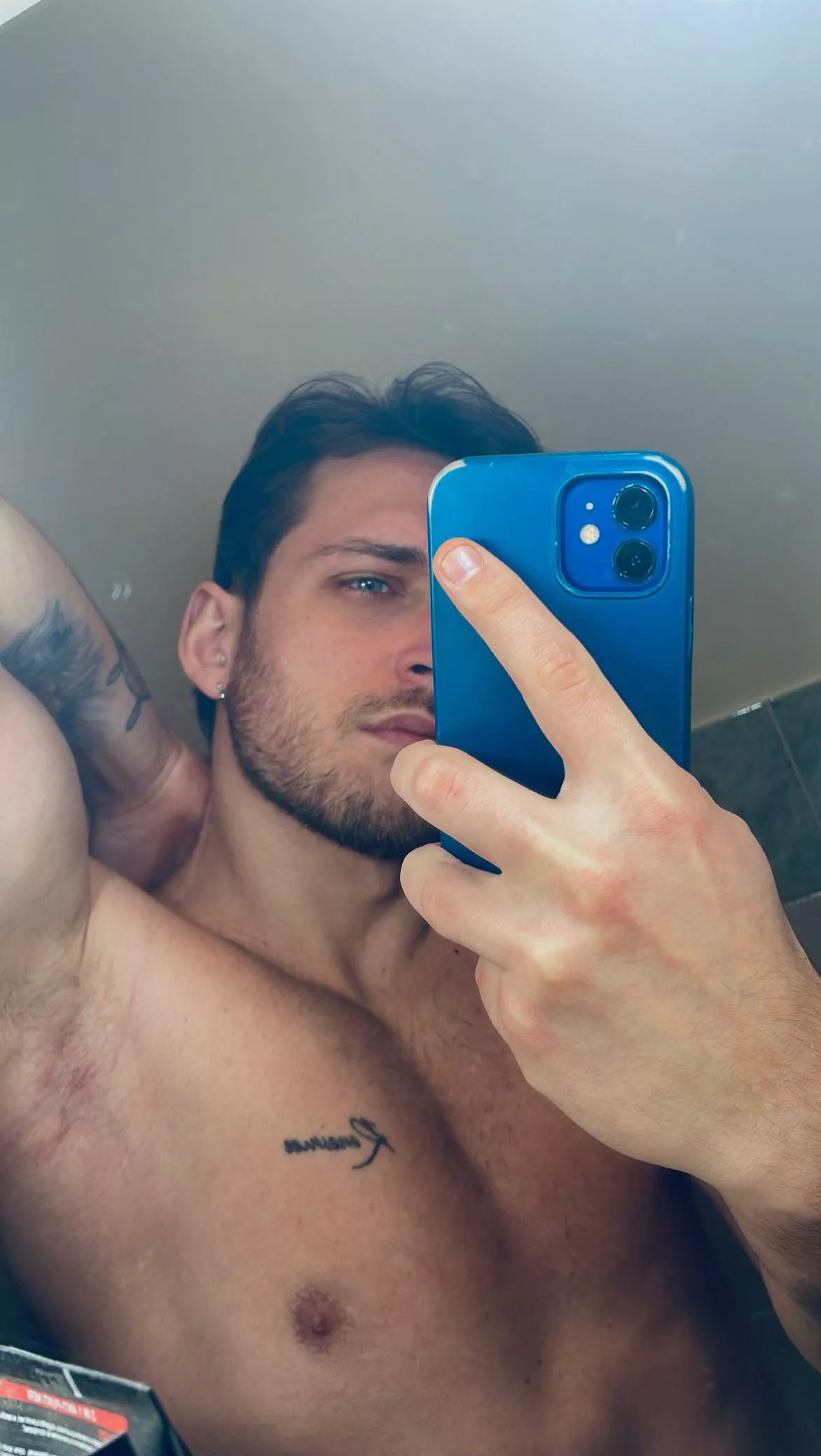 look at me and submit. 🤑 posted by Andrexxx94