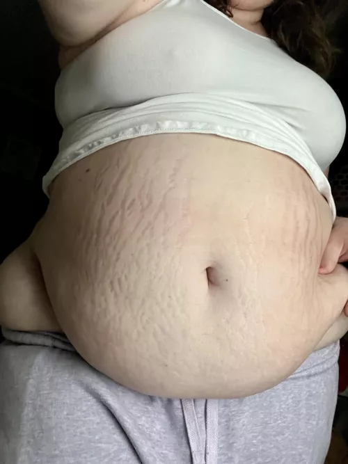 Lots of stretchies by hipsnbellybabe