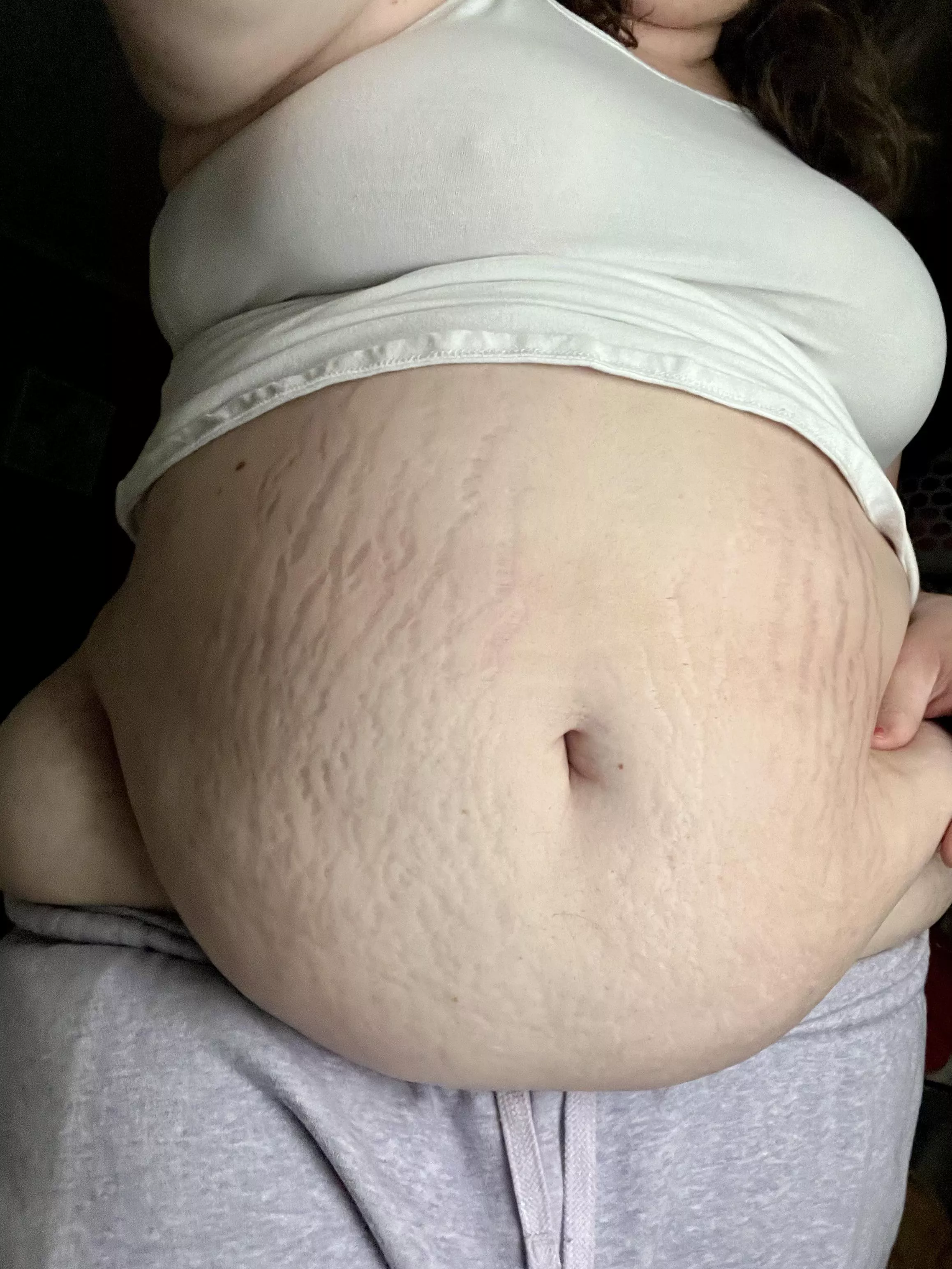 Lots of stretchies posted by hipsnbellybabe