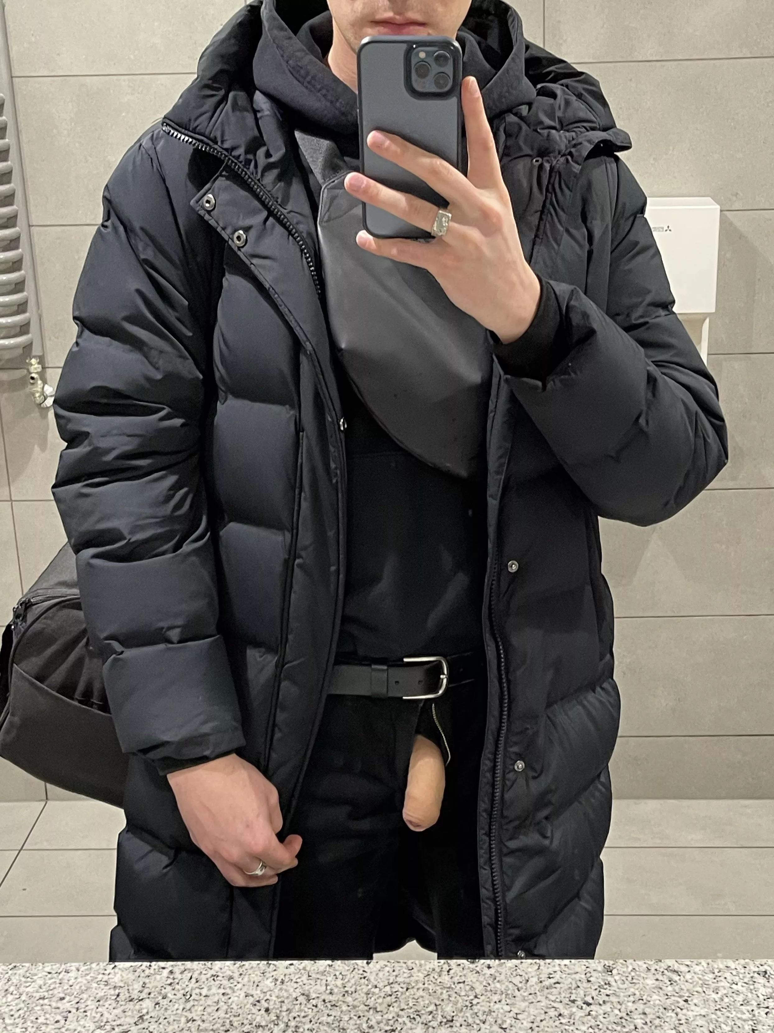 peek a boo in the airport posted by josheeerobinson