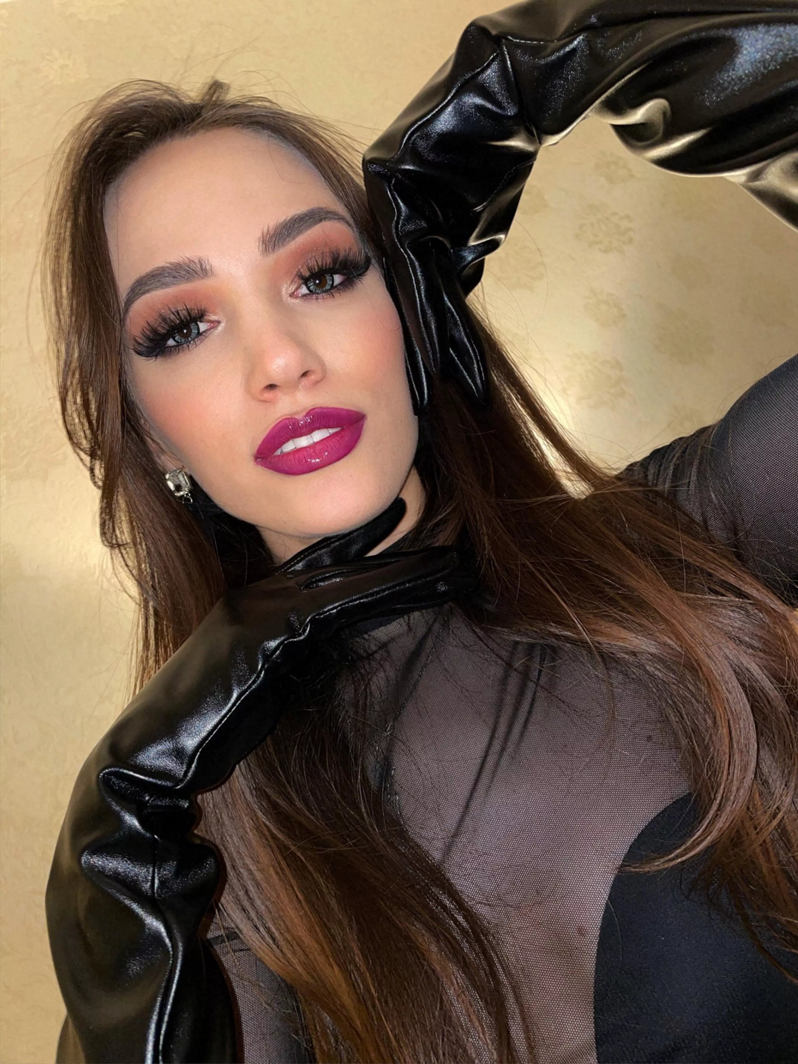Perfect leather gloves posted by Aliena_Moore