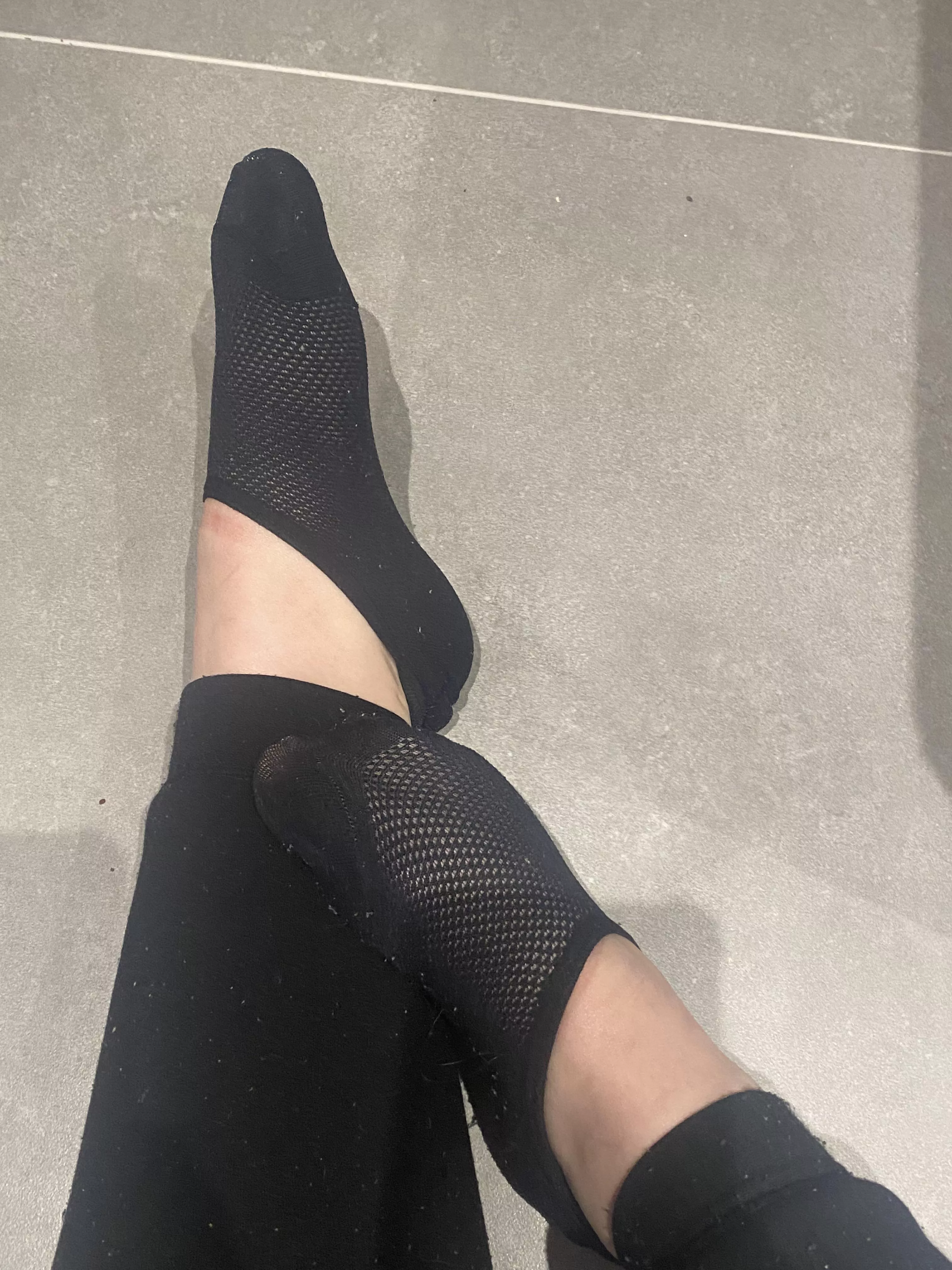 worship my feet…. posted by gemsfeet_