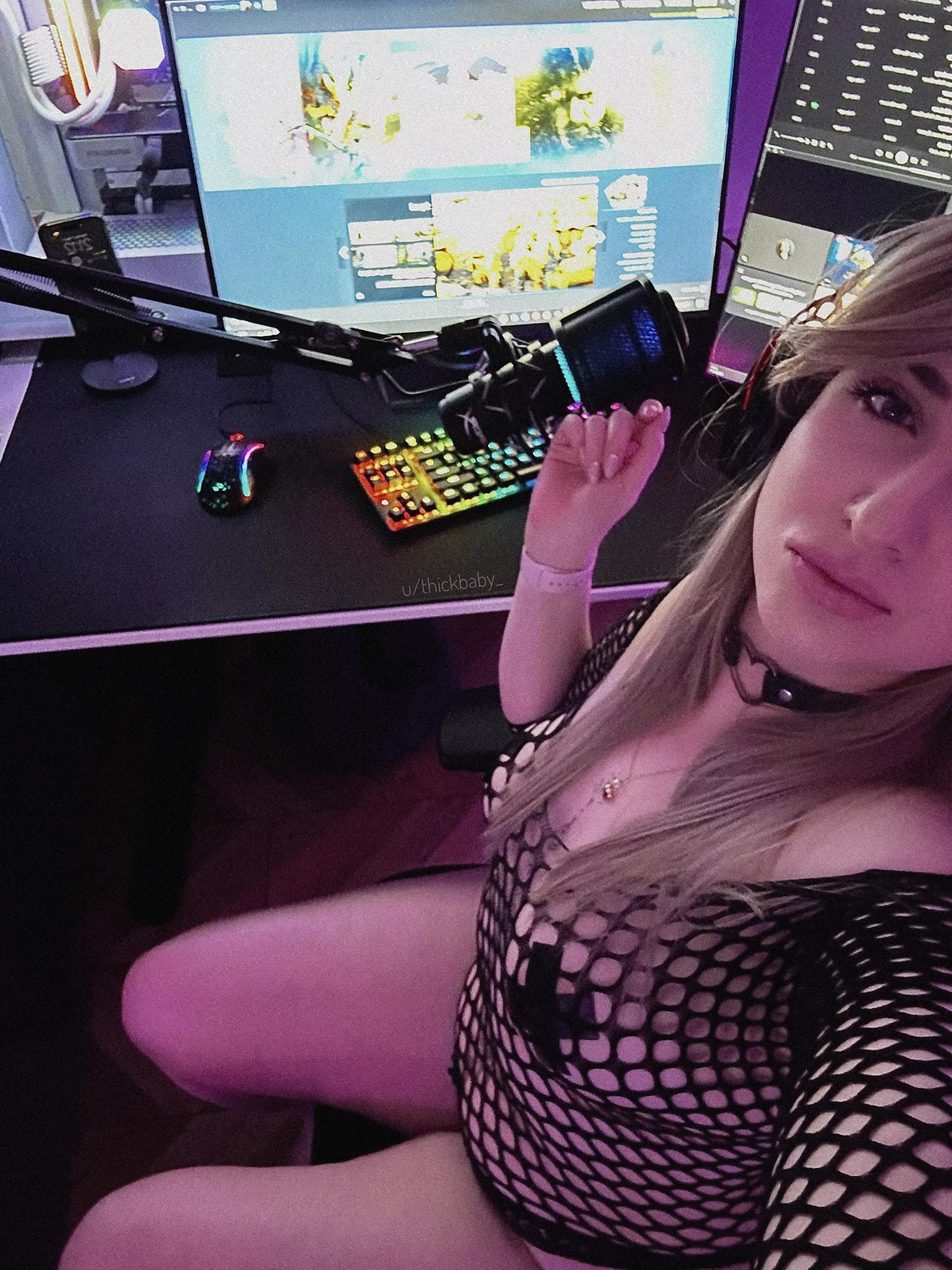 Would you support me from under the desk? 🥵 posted by thickbaby_