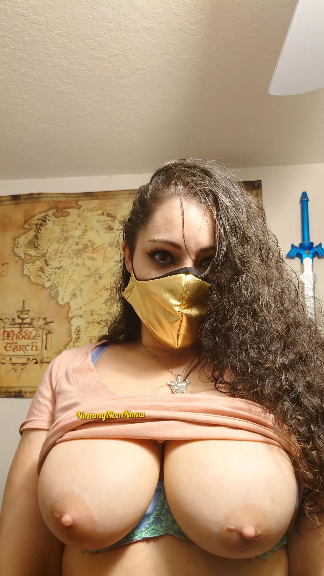 Busty & Nerdy! [F] posted by NummyNomNoms