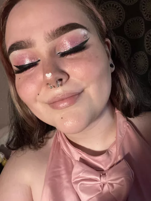 Hi! 🥰💖 a very glittery cutesy makeup look hehe by Sugarybb