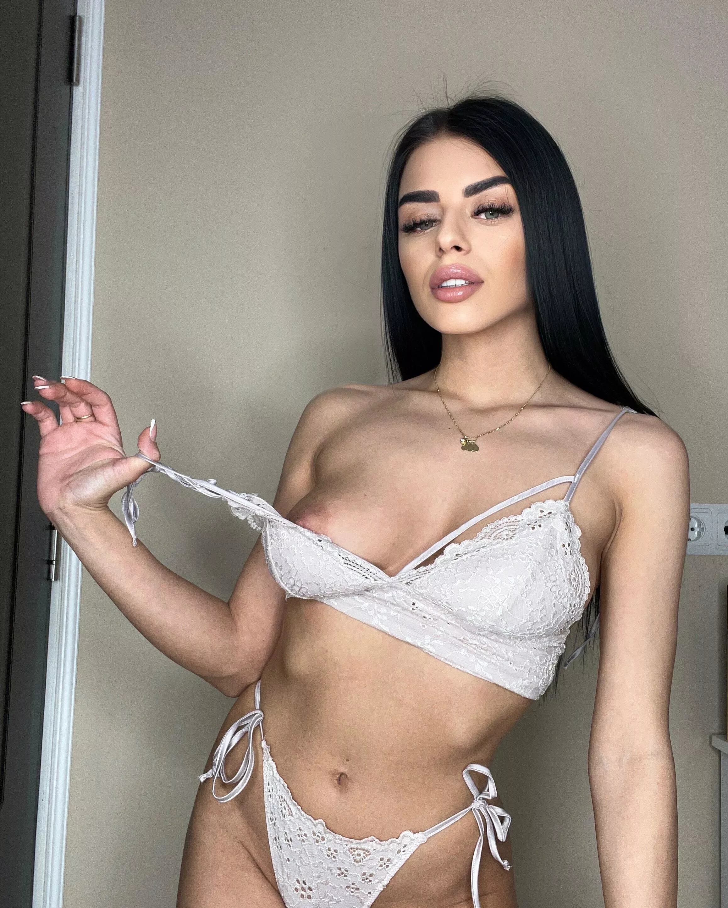 Horny girl in sexy pose posted by HannahSwane