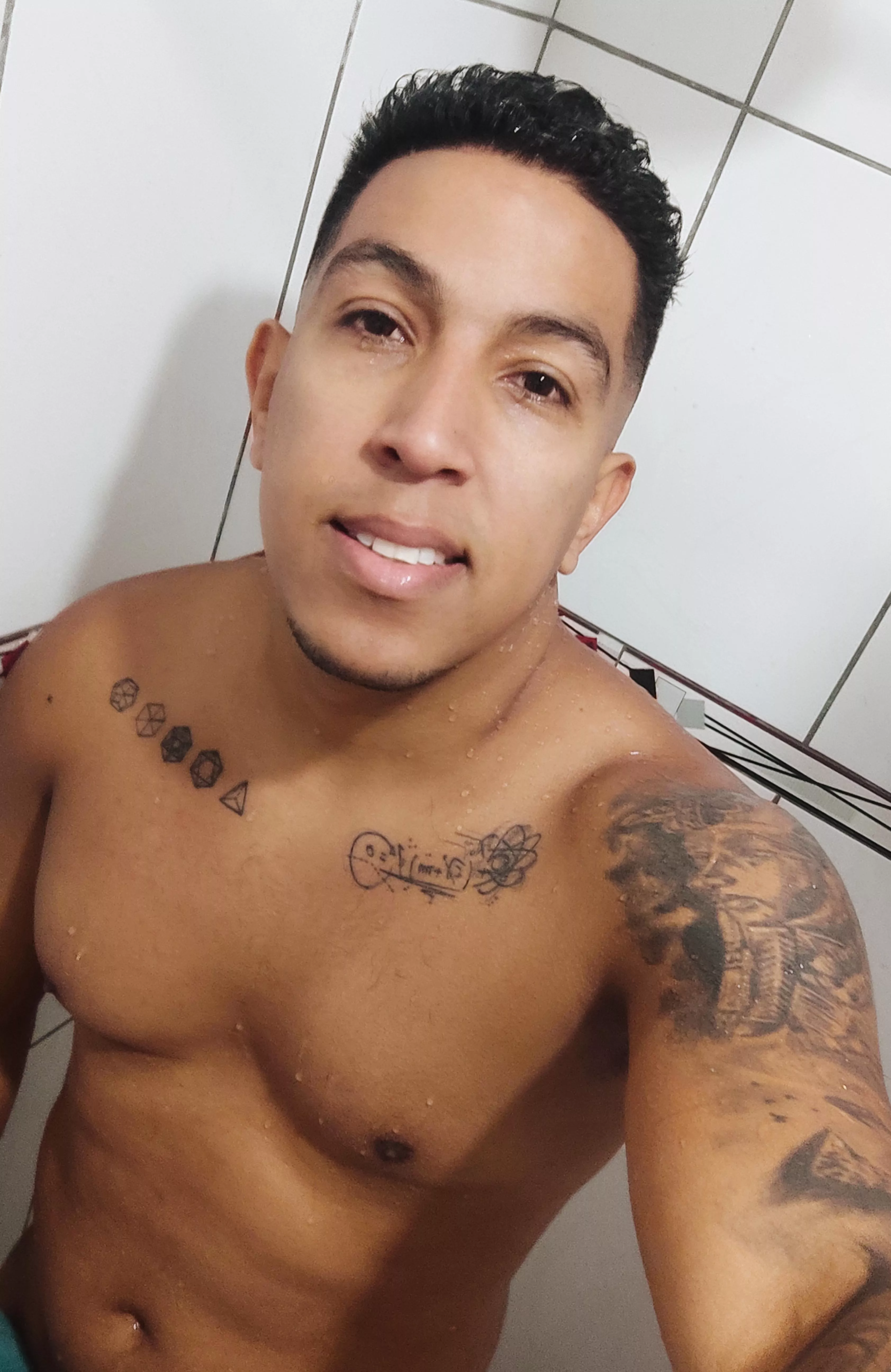 Hot shower 🤤 posted by manu86oficial