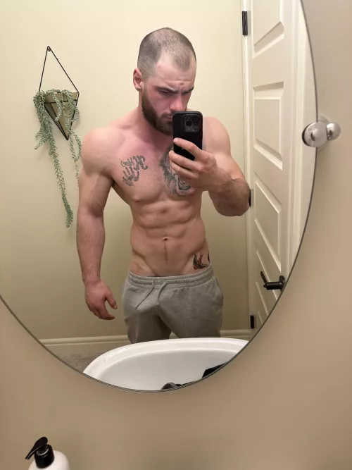 How’s my bulge? by Dangerous-Deal-6018