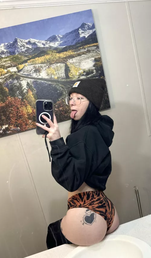 I need to be bent over this counter🤭 by AdmirableBedtime