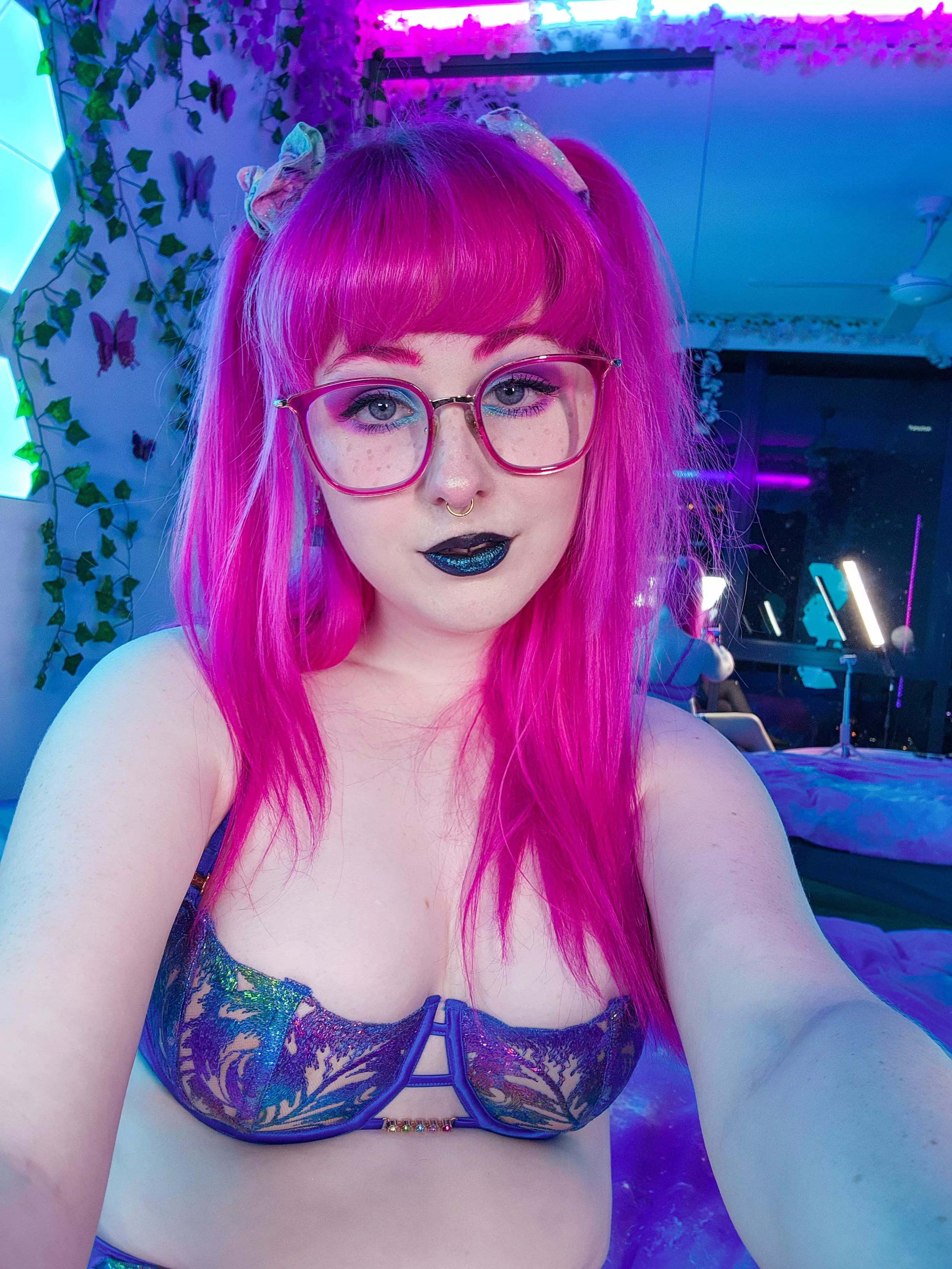 Look into my eyes. I love eye contact! posted by Pinipy