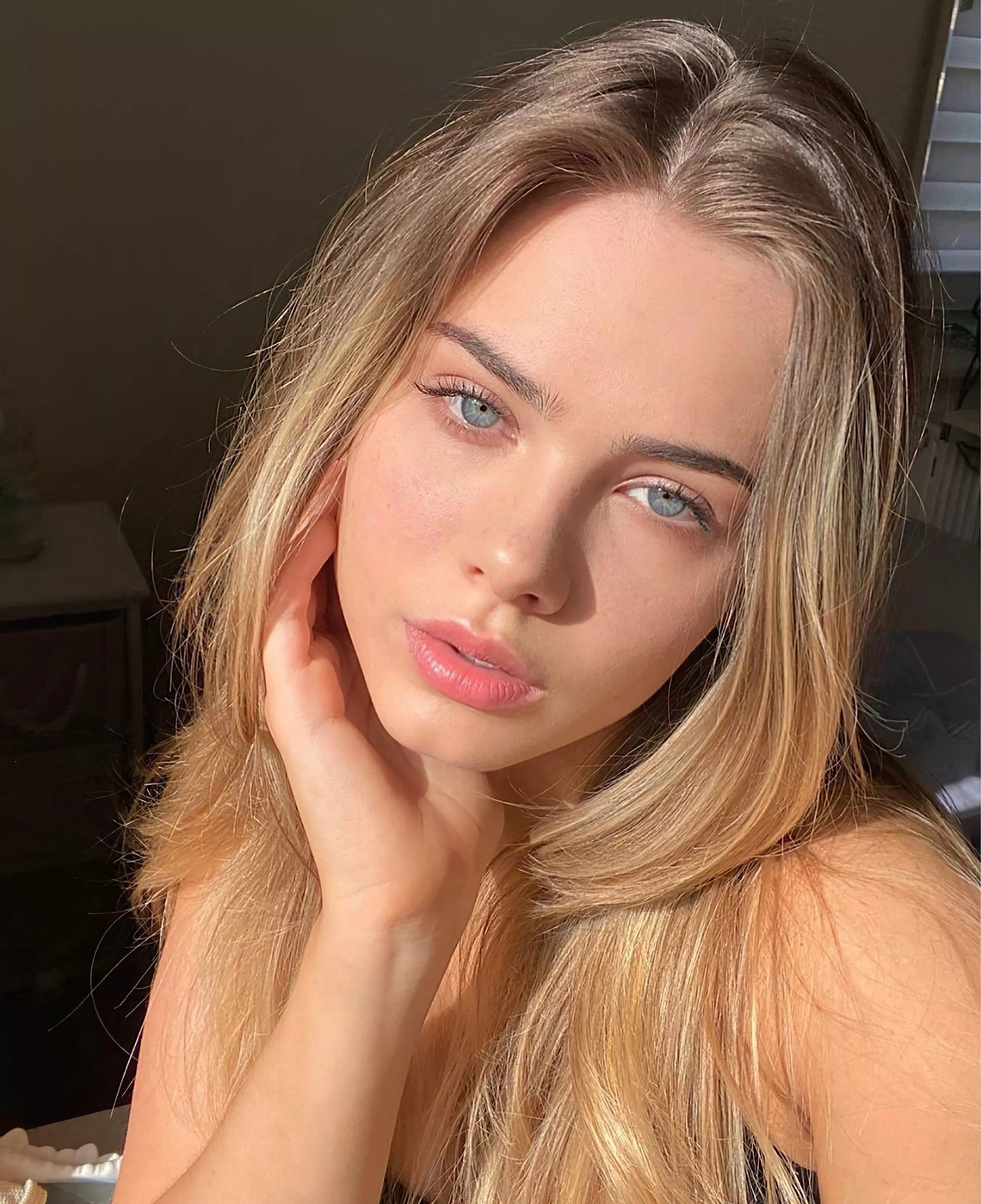 Sara Crumbleleg posted by cashmere1977-2