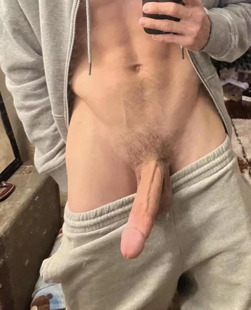 20 Handsome and tall top looking for SMOOTH FEM OR TWINK BTTMS to ride my 9’ bwc casually on snap ;) add sc iamjohxn by hotbigdtop