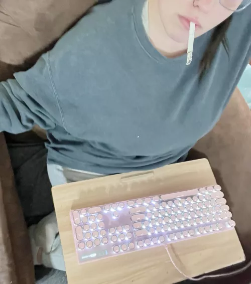 Dropping in during my smoke break~✌️ by mericalovess