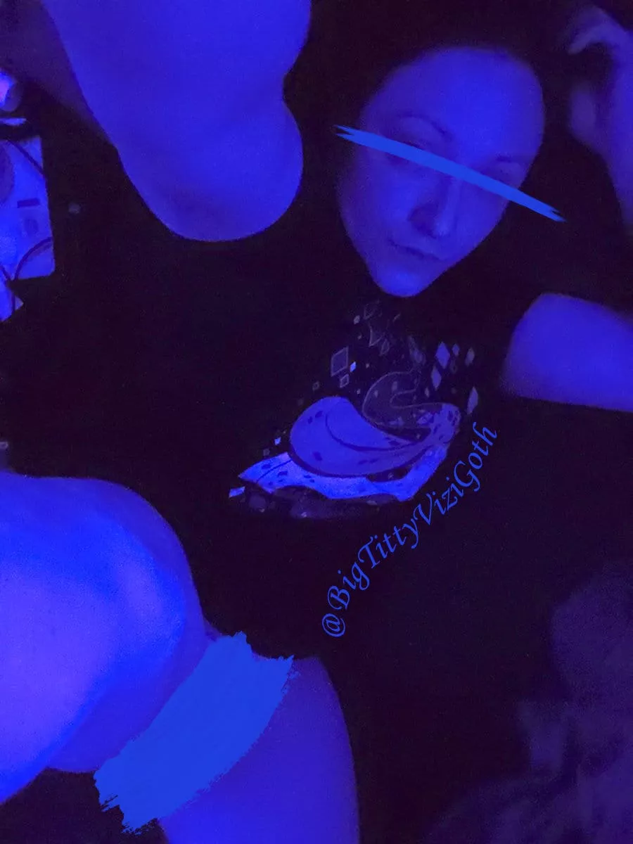 [Enby] Plays Munchkin one time: ... And I KICK down the door, HYAA!!! posted by Vizi_Goth