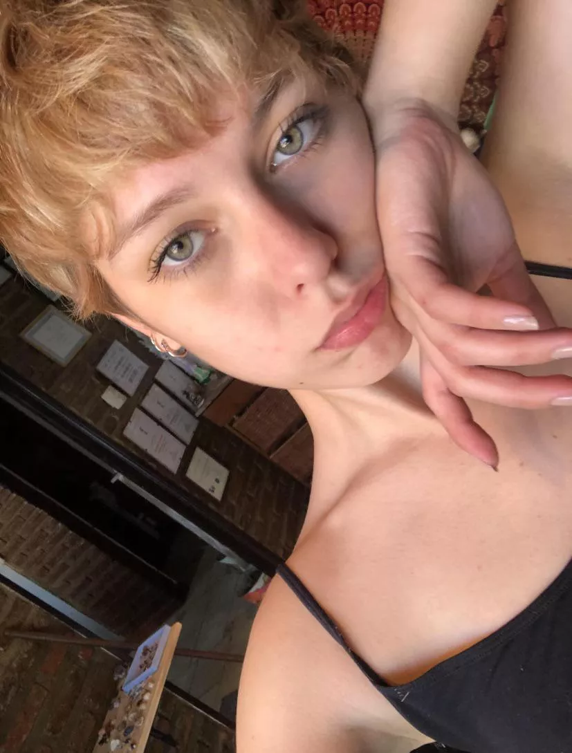 F21 Drop a reaction if you find me attractive;) posted by lasuperchava