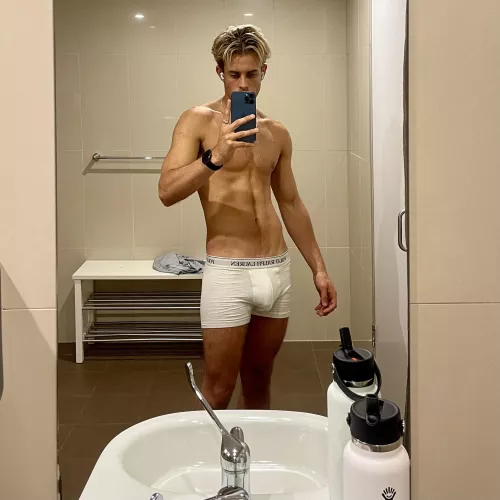 feel my bulge at gym bro by sssjc2610