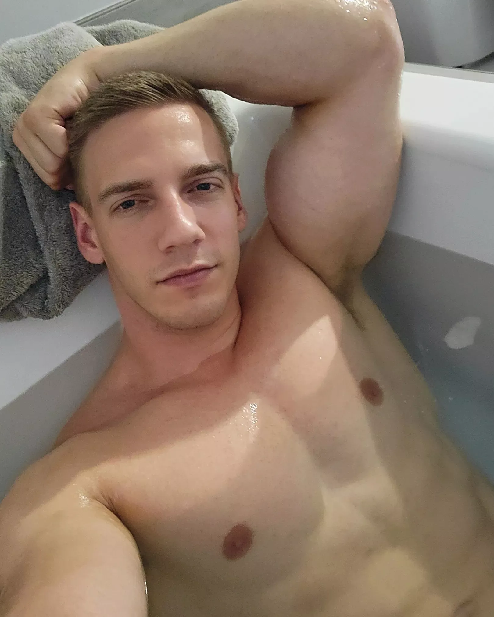 Hop in 😏💦 posted by John_fitness91