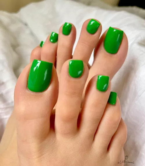 I’ve never done a bright green like this before and I love it! What do you think? 💚 by Littlemisssole