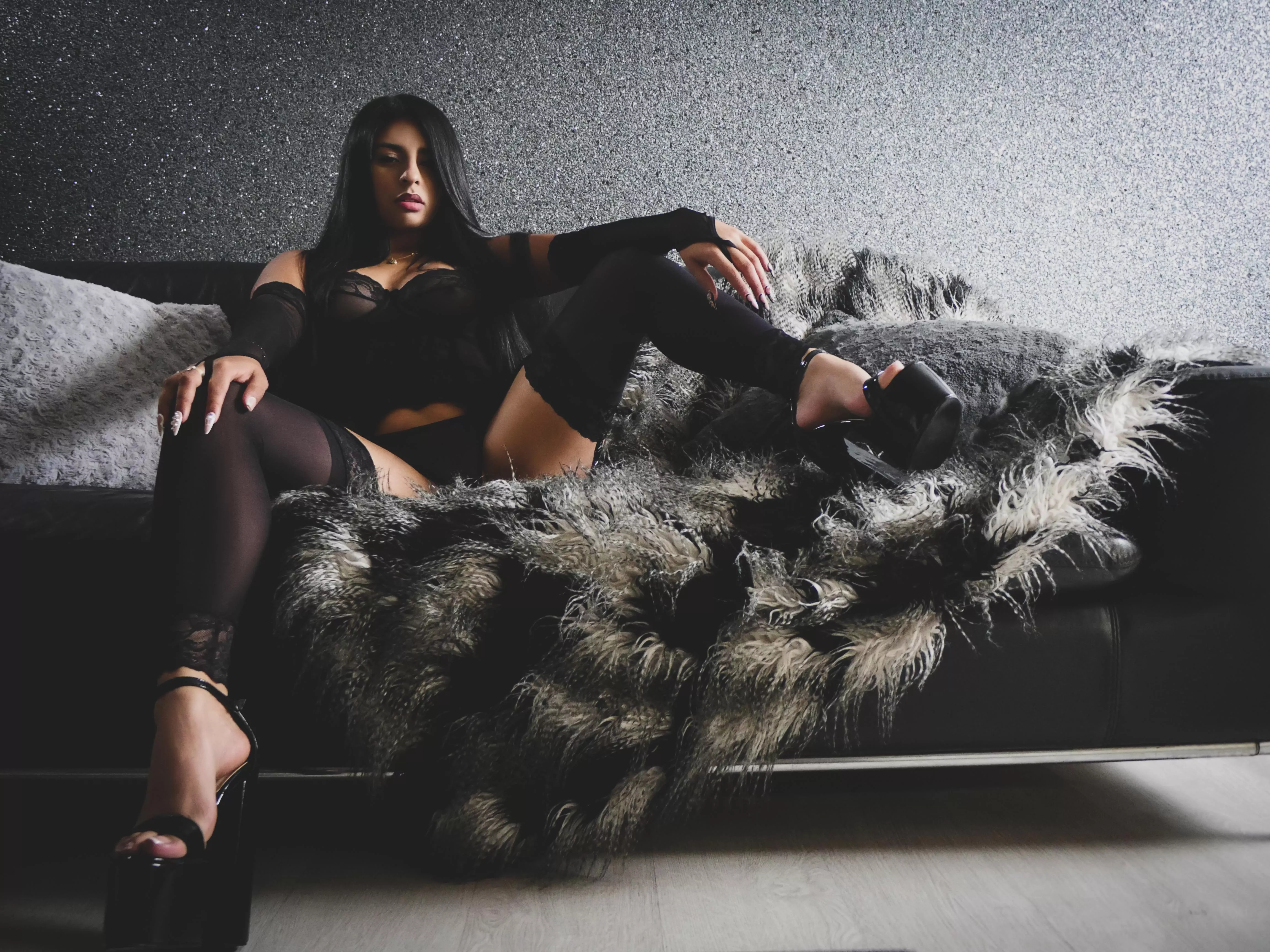 Kneel before your goddess 👇🏼 posted by mariaangellovato