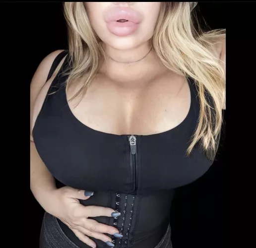 She is so sexy i love her boobs and her lips😍😍 build_a_barbie by leannefan2