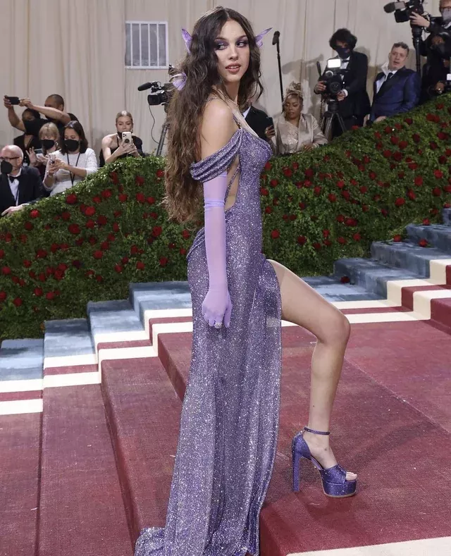 Throbbing at the thought of sharing Olivia Rodrigo's perfect legs with a bi bud posted by KapitanSparkz