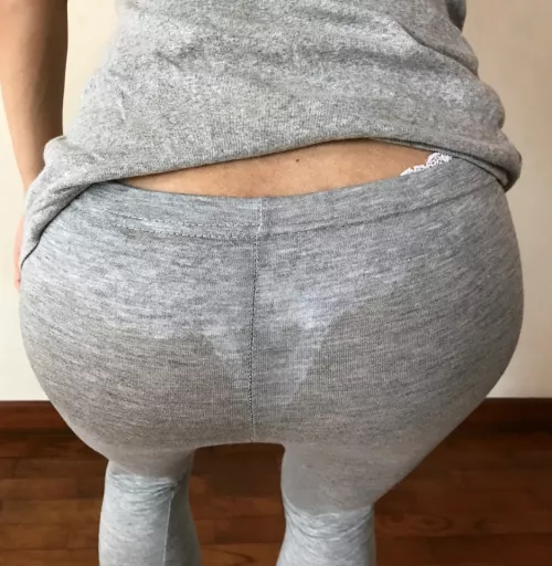 [23] Lots of men seems to want to help me at the gym.. do you know why? by thongbabe99