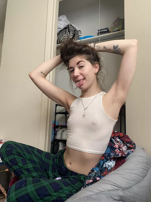 Arms up tongue out ;) by itscassiebish