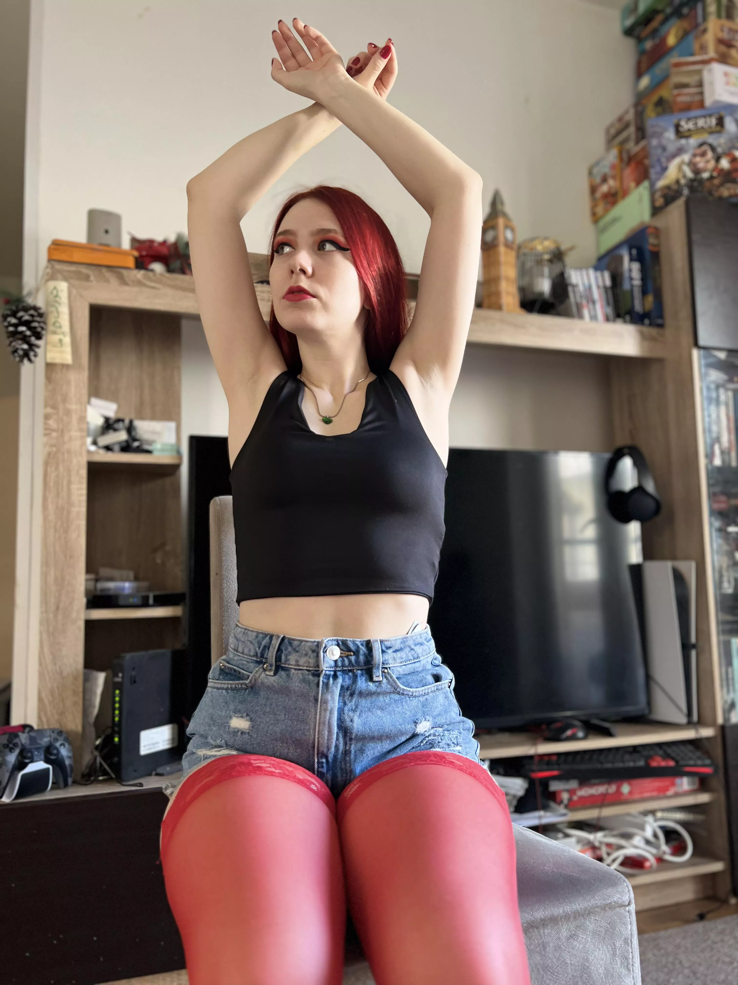 Black crop top 🖤 posted by ichigo_emaa