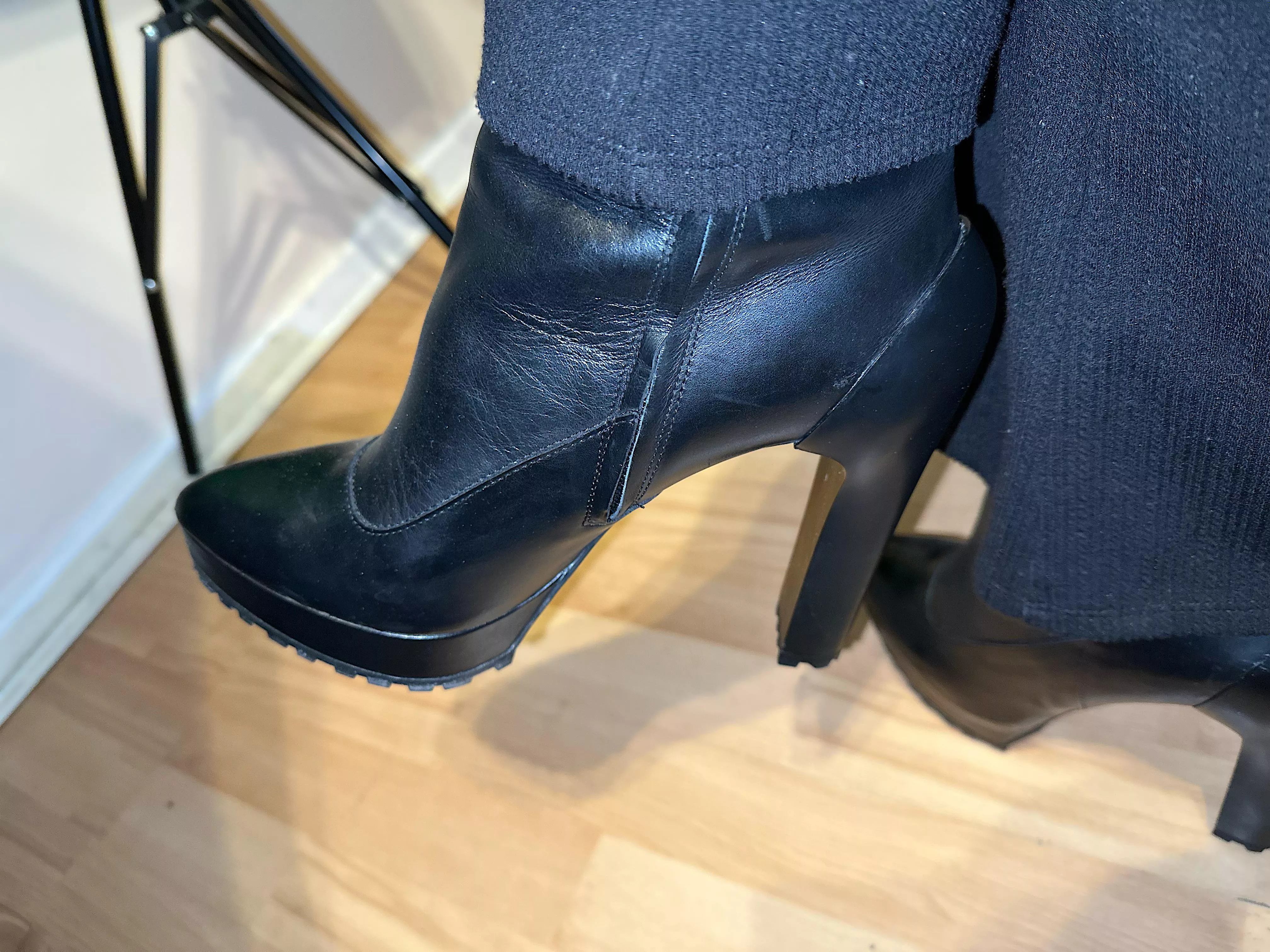 Black leather boot goofing posted by Achilles6969696969