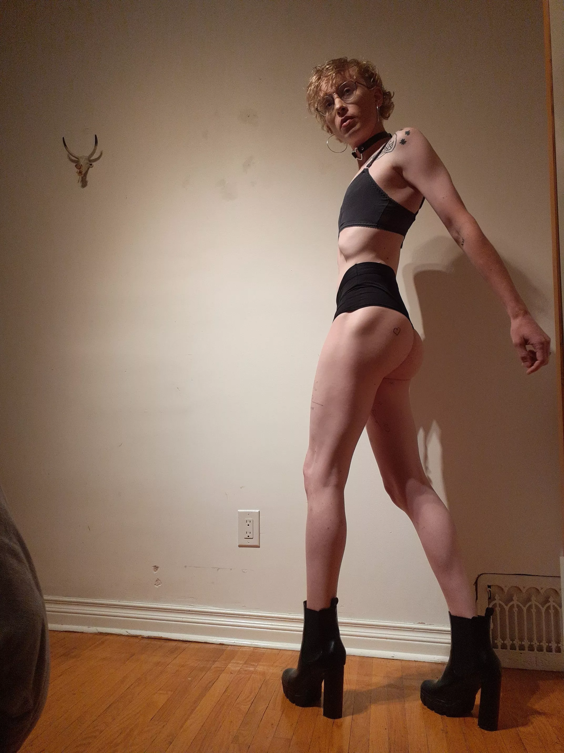 Can I pose for you? posted by palelexie