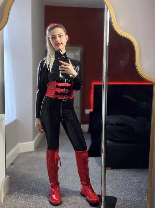 Dirty mirror, shiny clothes by MistressMercyxox