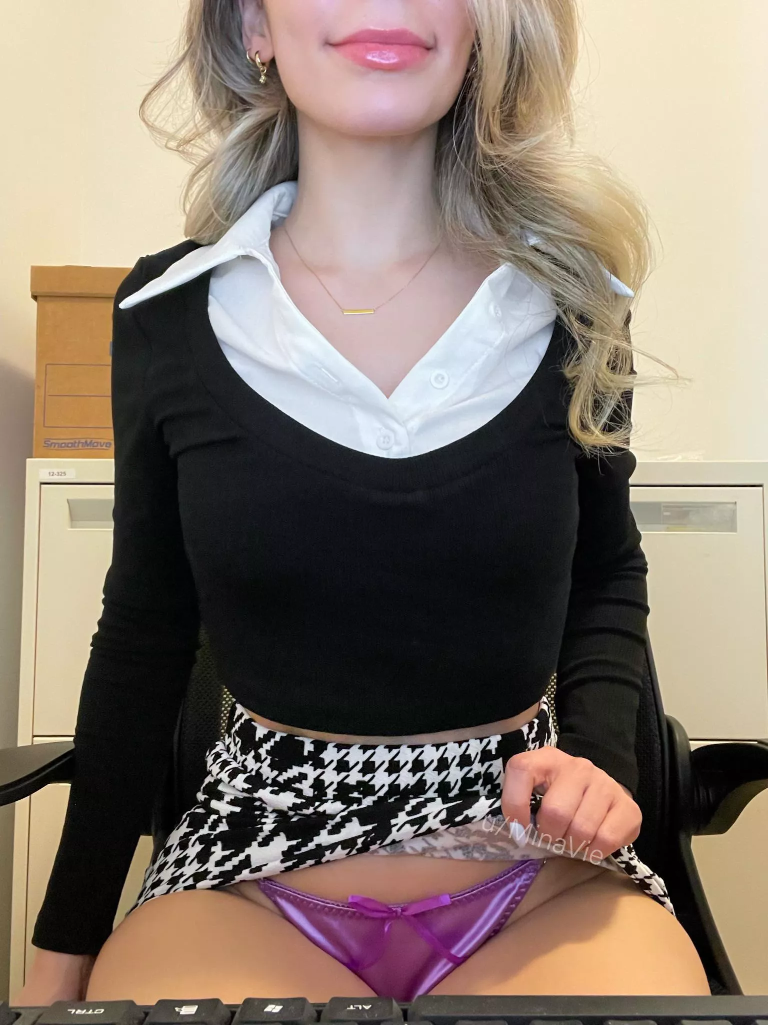 Free to work under my desk? [f] posted by MinaVie