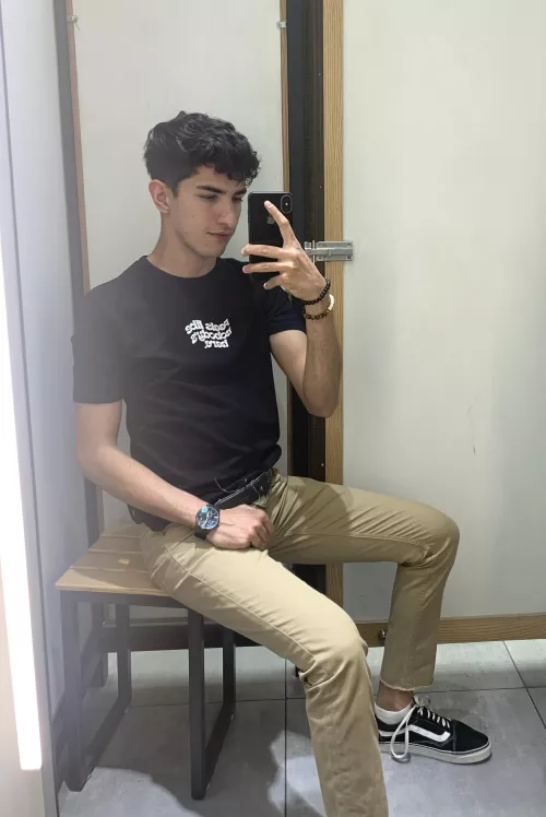 Hey there, its been a while. A real quest does anyone notice anything awk in this photo? 😎 by Effective_Classic_67