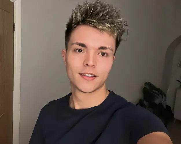 Just a selfie I thought looked cute 😄 by Xzese