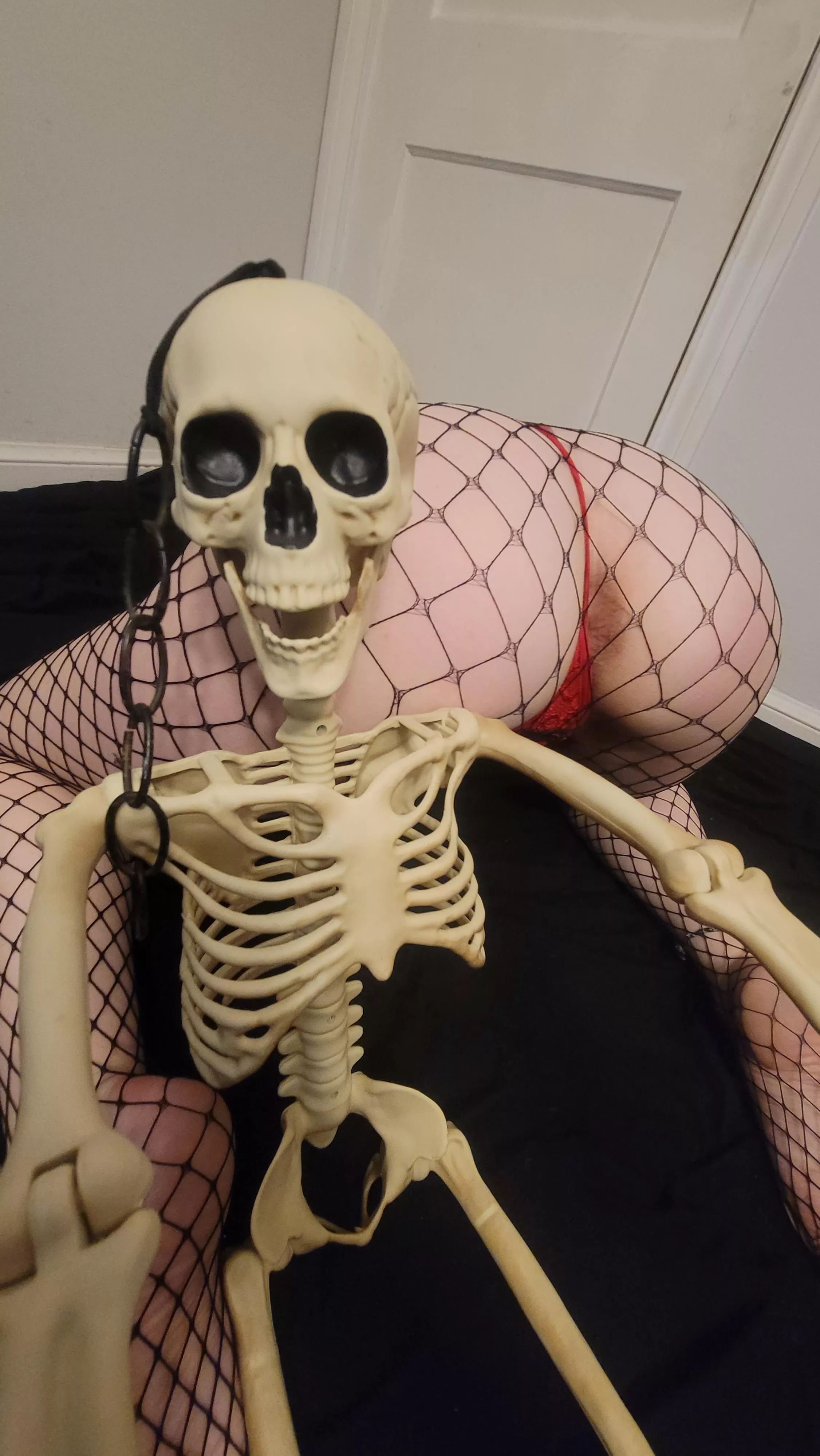 Move the skelton and tongue punch my asshole posted by Spillthewine420