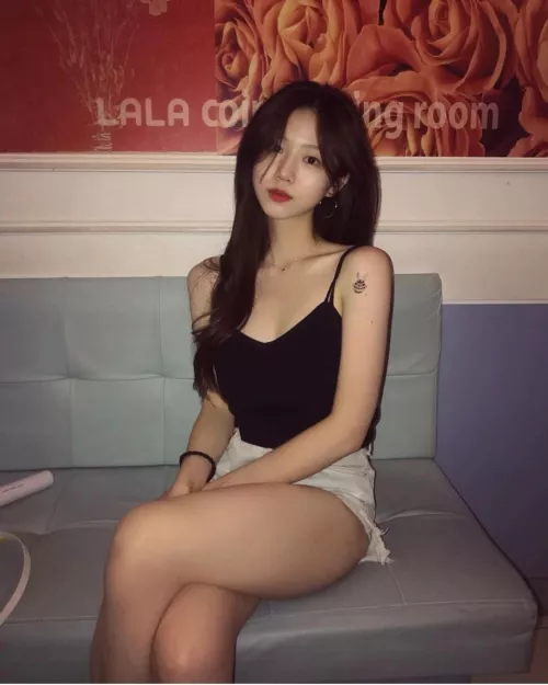 Pretty thighs by Majestic_Painter8660