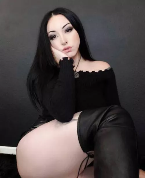 Say hi if wanna my foot in your mouth😈 by Electronic_Money_640