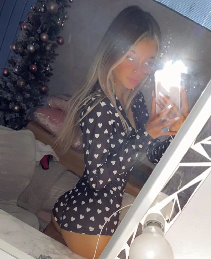 Showing her ass in her Christmas outfit posted by Elite_star123