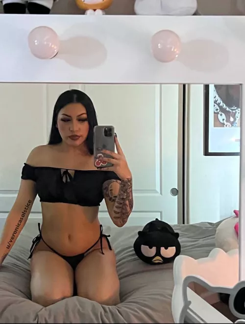 sitting pretty🖤 by veronicasolstice