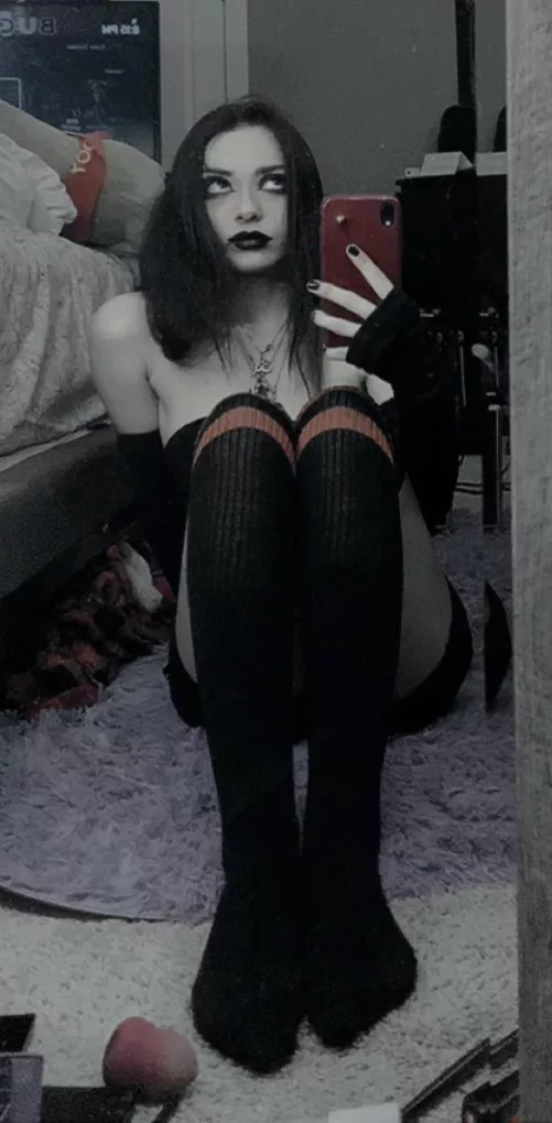 anyone tryna cuddle meee🥺 by abitoftin