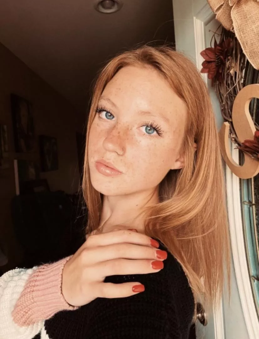 Blue eyes and red hair posted by Weakness-Valuable