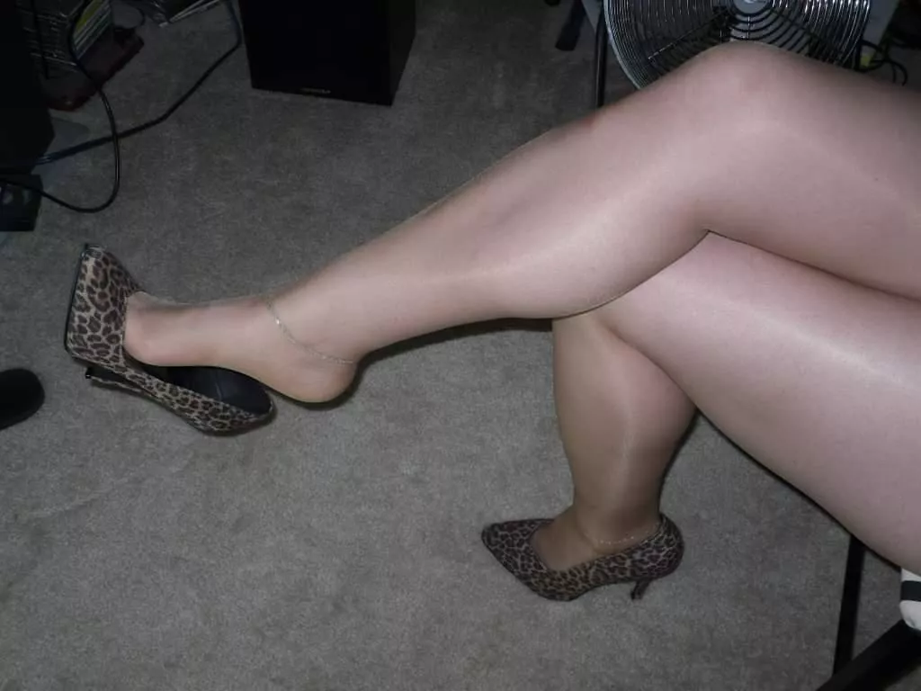 ⚠️CAUTION⚠️ Legs Crossing (with a possible heels dangle) [OC] posted by HolliesHose