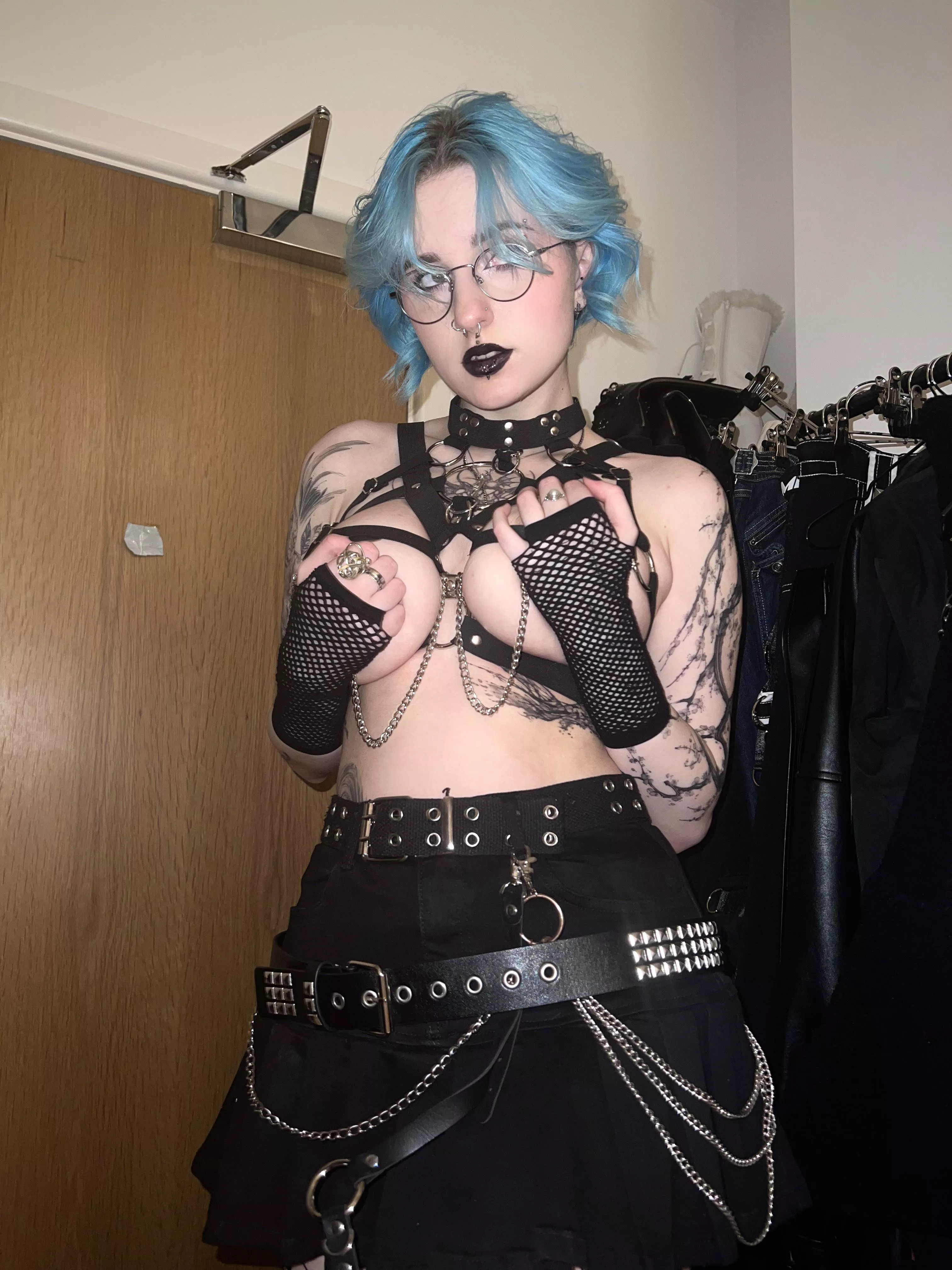 goth tiddies live in harnesses 🖤 [F] posted by lyracr0w0