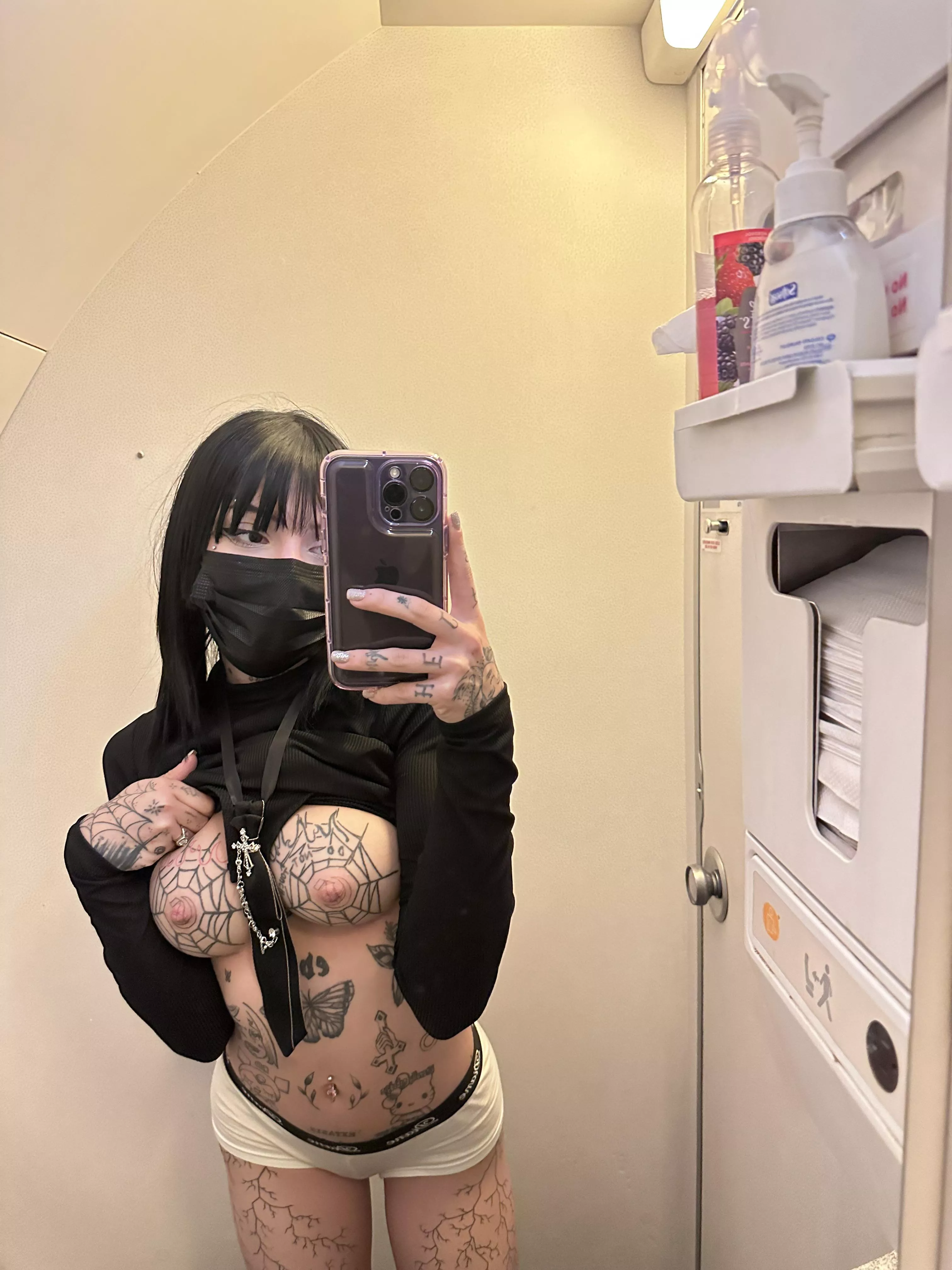 i’m in love with airplane nudes. posted by VennusSativa