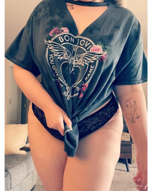 Is this a cute subtle sexy pic? I can’t tell lol or is it stupid? I’ve only just recently started to feel sexy in my body. by blondennerdy