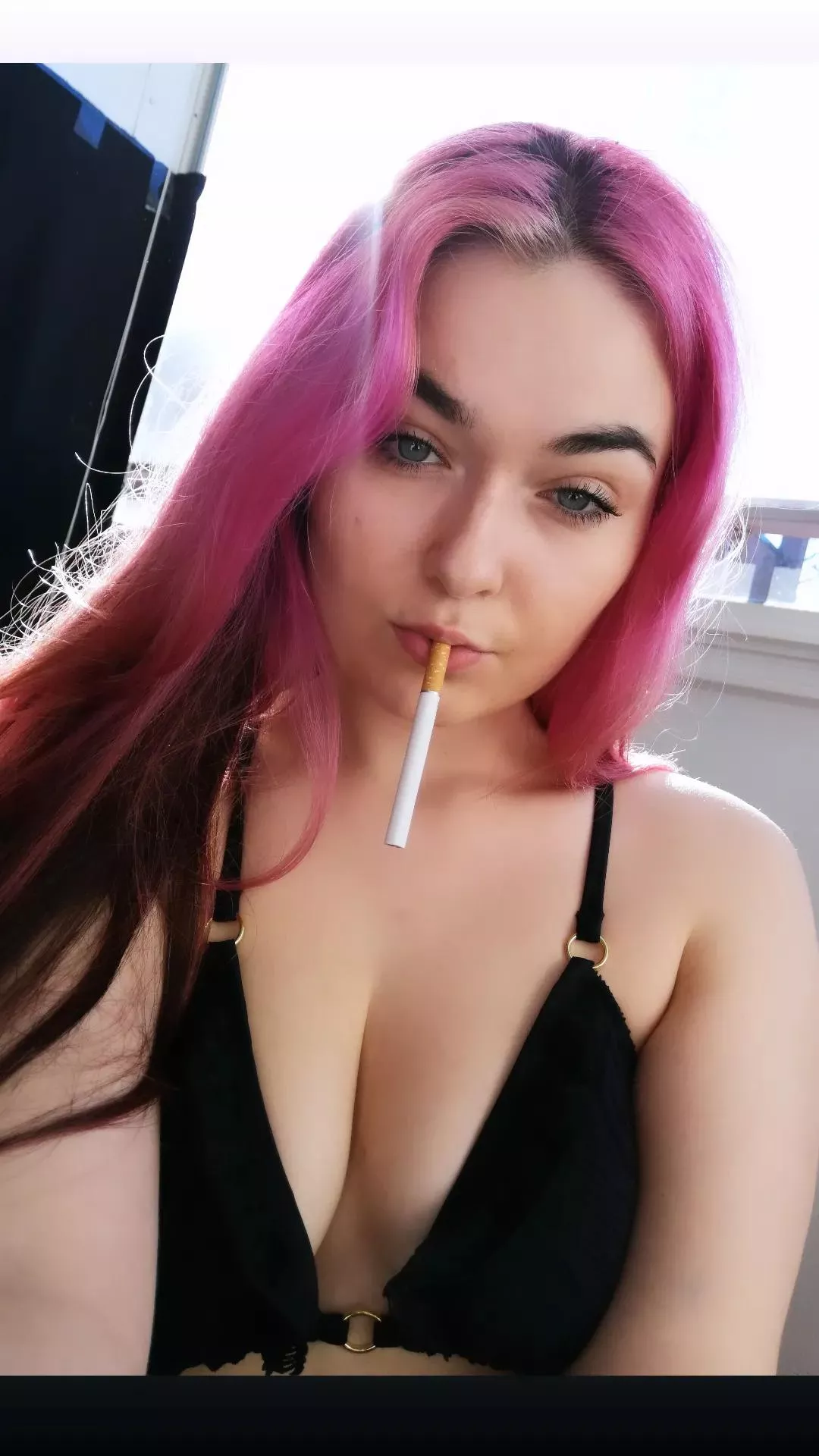 Sexy dangle in a bikini🌷 posted by smoking_carolyn